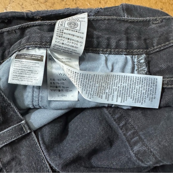 Size 30 Levi's Black Distressed Jean Shorts - Picture 10 of 11